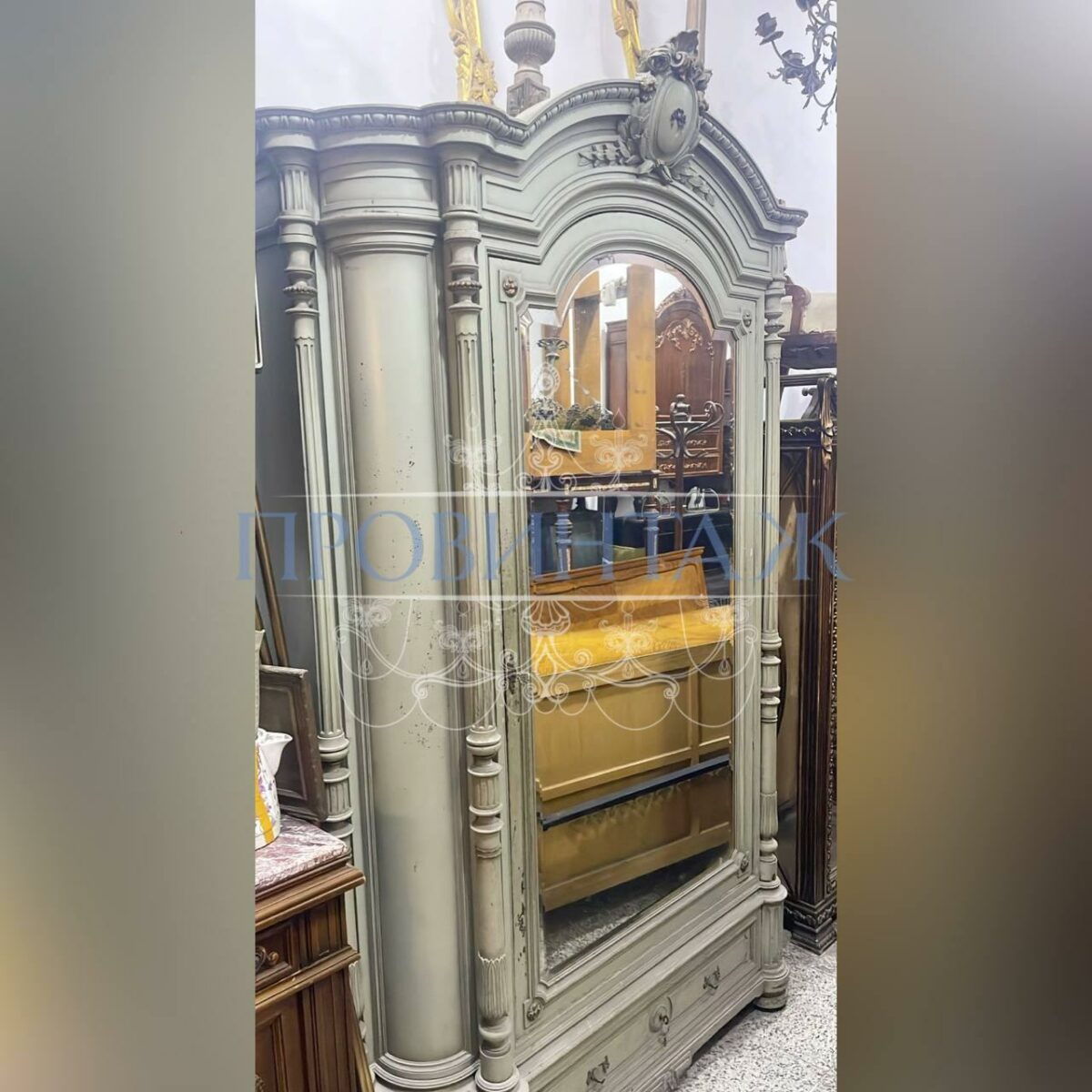 Шкаф платяной с зеркалом в классическом стиле 4