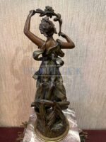 Часы каминные антикварные со скульптурой 19