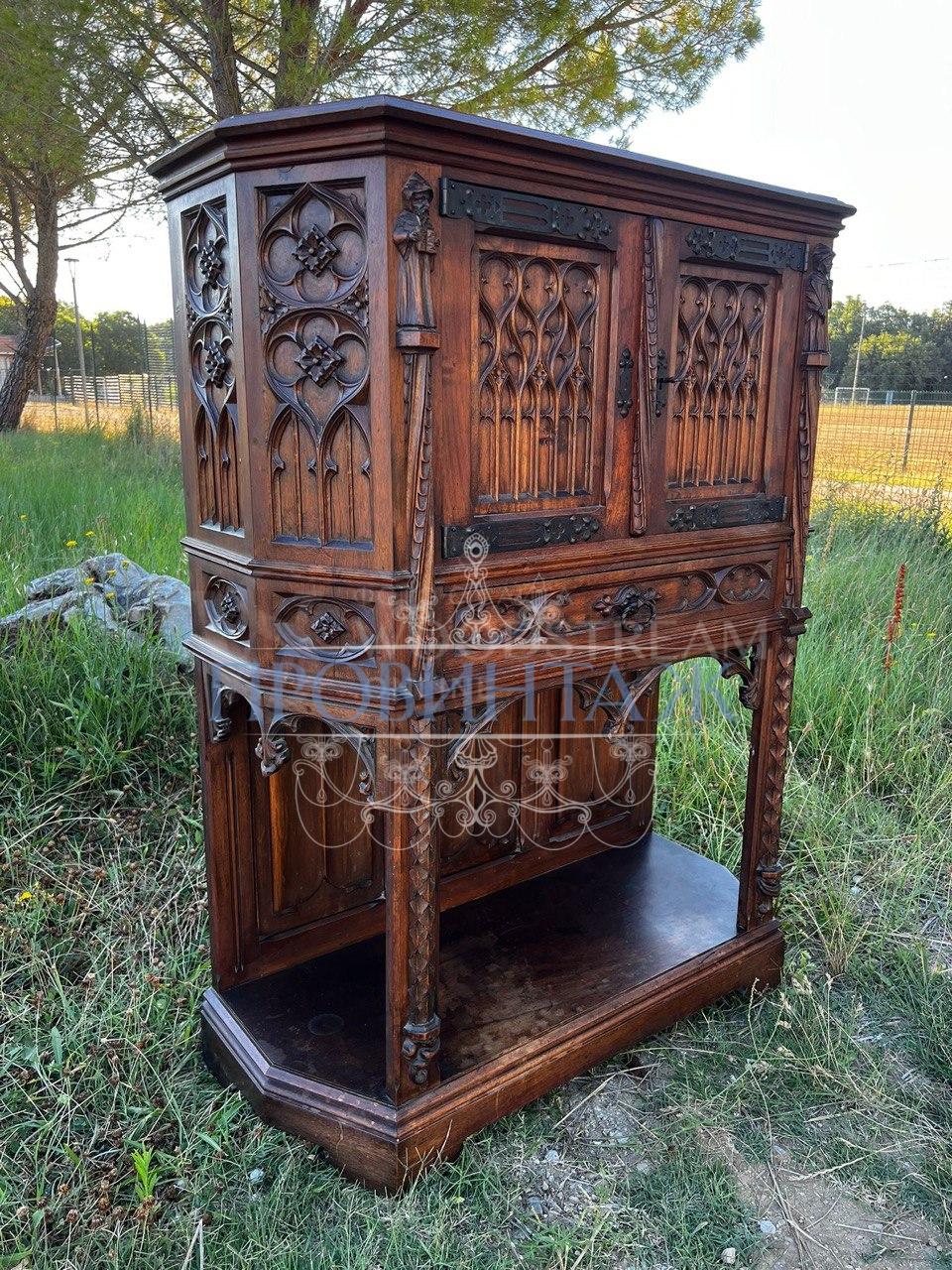 Шкаф кабинетный в готическом стиле