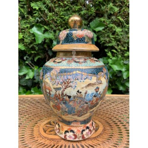 Ваза с крышкой в стиле шинуазри