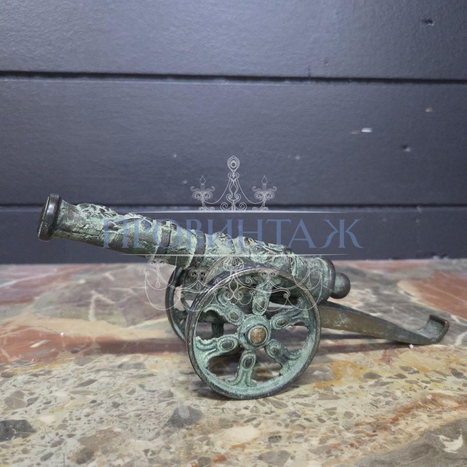 Декоративный элемент в форме пушки/Пушка