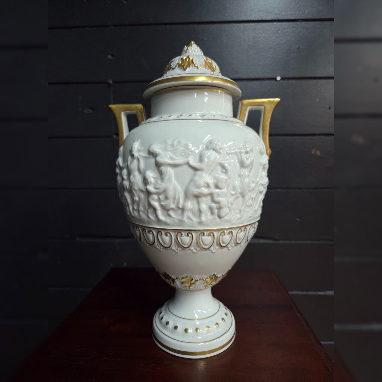 Ваза с крышкой в стиле венецианского барокко