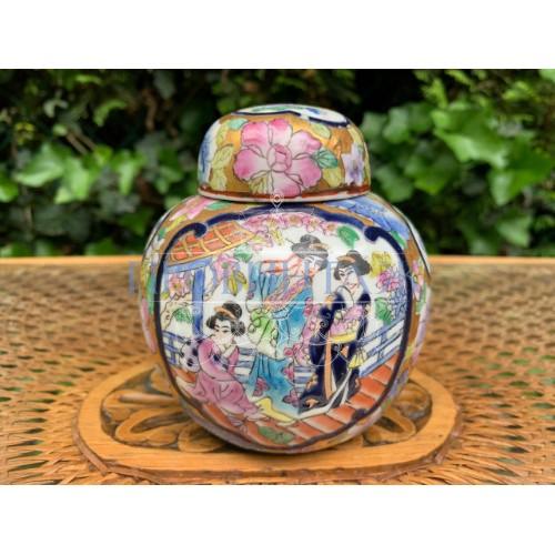 Ваза с крышкой в стиле шинуазри