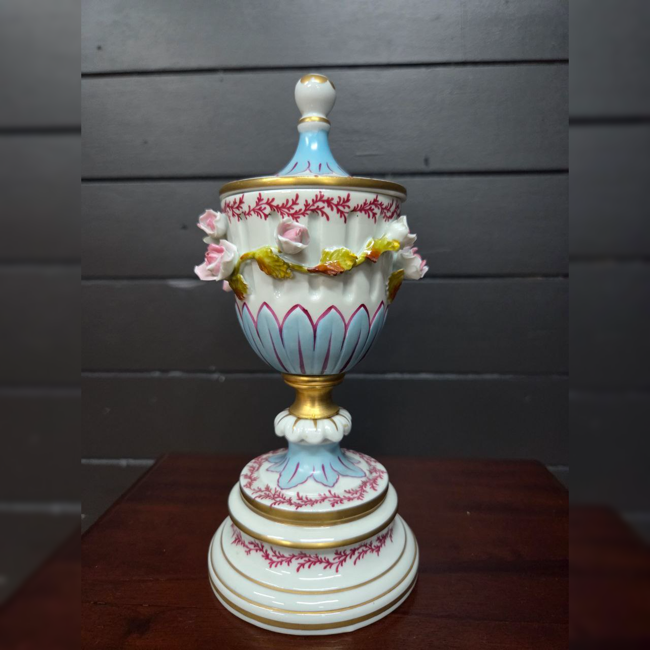 Ваза с крышкой в стиле венецианского барокко