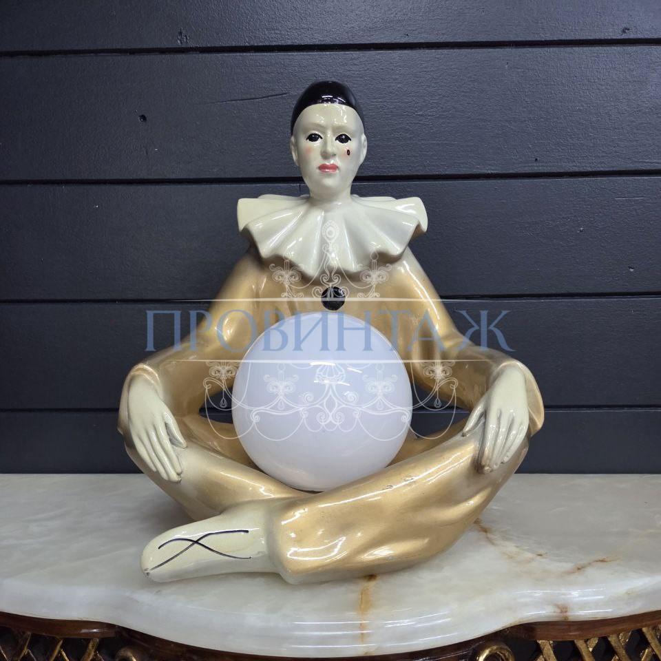 Лампа настольная в форме скульптуры Пьеро