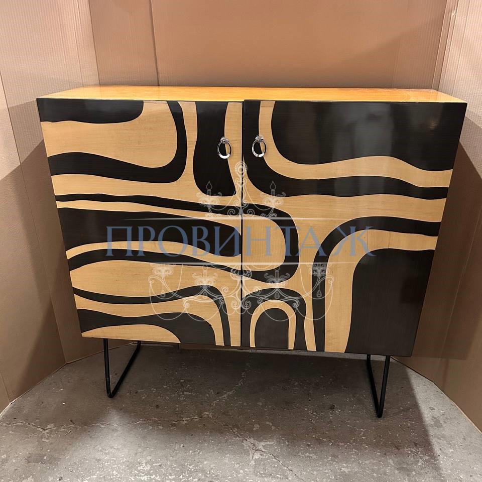 Шкаф с геометрическим рисунком