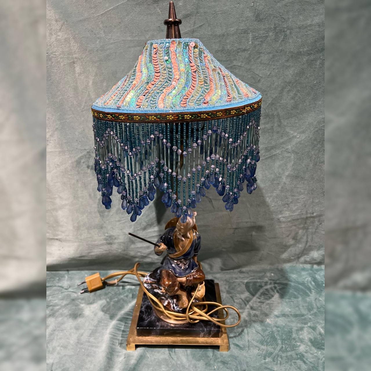 Лампа настольная со статуэткой в восточном стиле