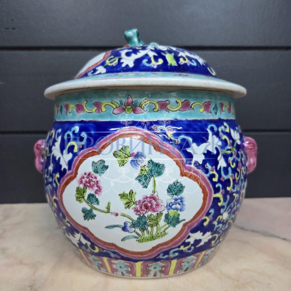 Ваза с крышкой в стиле шинуазри