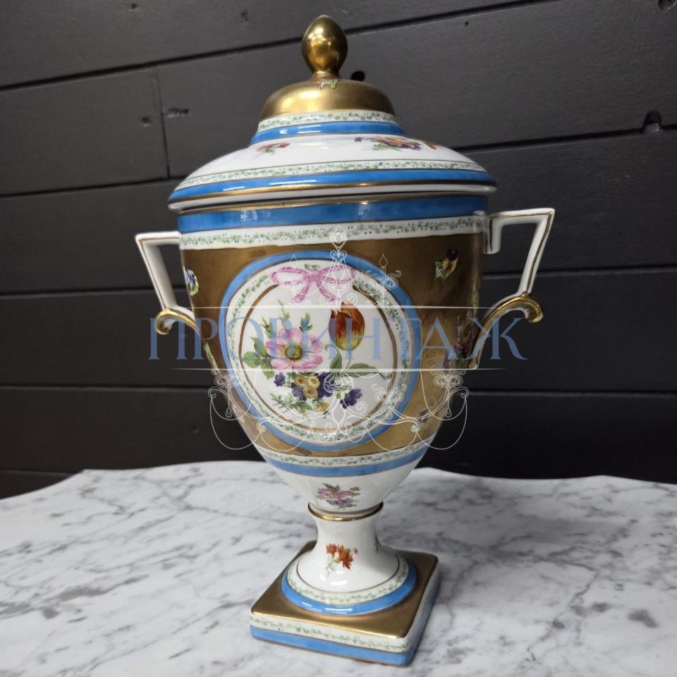 Ваза с крышкой в стиле Людовика XVI