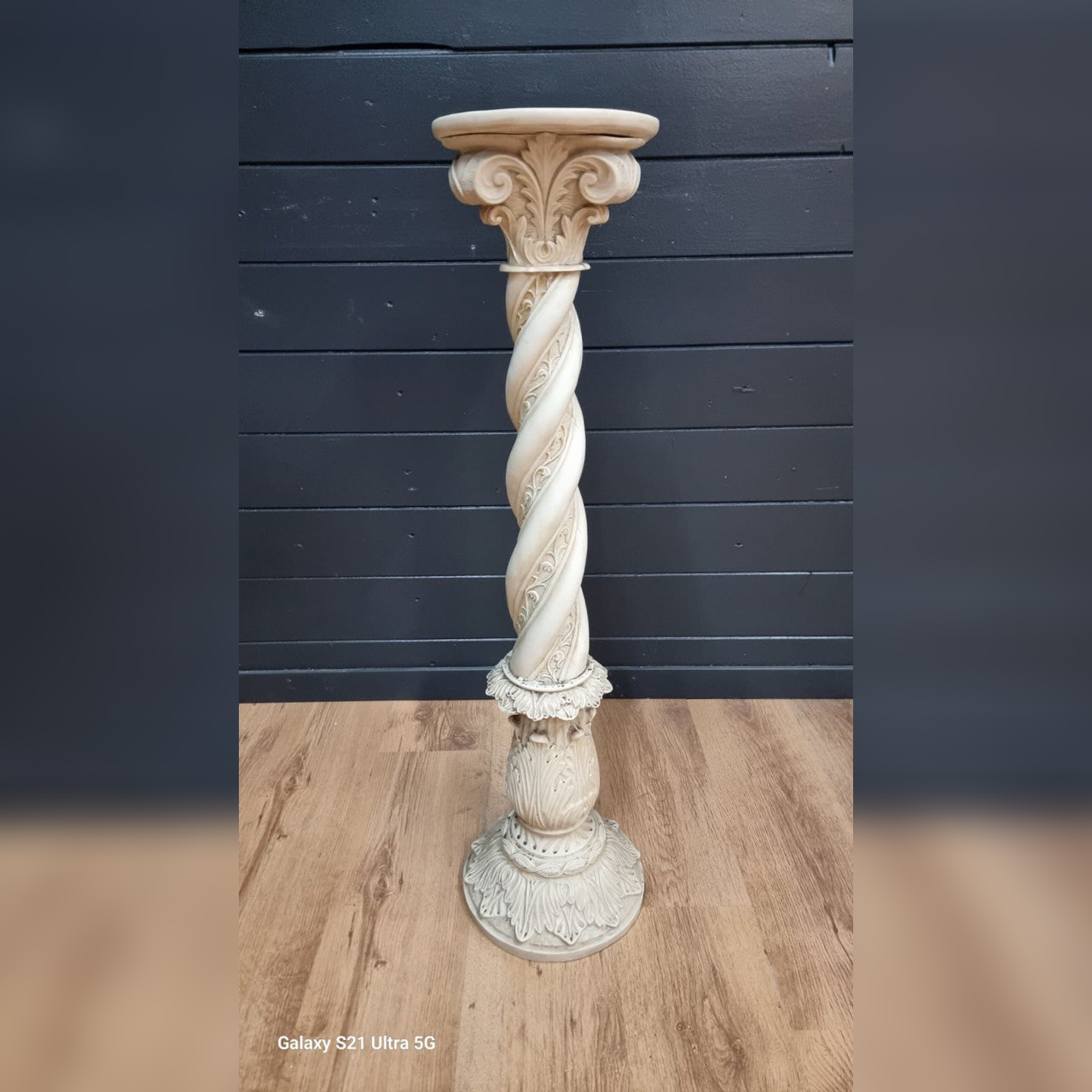 Постамент/подставка/колонна в стиле венецианского барокко